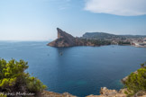 <center></center><center>  L'île Verte</center> Depuis la casemate, en regardant vers l'Ouest, une fenêtre s'ouvre sur un paysage géologique exceptionnel dont la couleur des roches interpelle l'observateur.
Pointe orientale du massif de Canaille, le Bec de l'aigle avec ses teintes ocre et pourpres, contraste avec le blanc étincelant de l'île de Riou.
Le Bec de l'aigle, au premier plan, tire son nom de son profil qui rappelle celui d'un rapace guettant sur son nid. 
Il est formé d'une roche très dure, siliceuse, sorte de conglomérat de galets roulés et entourés de grès : le poudingue. Il est le témoin figé de la présence d'un delta fossile au crétacé supérieur (- 96 à -65 millions d'années), à une époque géologique où le continent était au sud et la mer au nord.