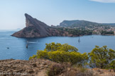 <center>Vue de l'île Verte. </center>Le bec de l'Aigle et la balise qui, au centre de la passe, est le sommet d'une aiguille rocheuse, ce qui fait le bonheur des plongeurs sous-marins. Cette balise s'appelle la tour du Canonnier du Sud. Au pied de la falaise, l'anse du Sec et, à droite, la calanque du Mugel et le parc. Au fond, à gauche, l'île de Riou. Au centre, le sémaphore au sommet du cap Canaille.