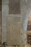 <center>Les Baux.</center> Une pierre tombale dressée figure un personnage dans une position de prière, à genoux et les mains jointes. Le style est médiéval et une date y figure : 7 octobre 1467, mort du défunt représenté. Le texte en latin de l'Ave Maria fait le tour de la pierre.