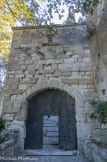 <center>Les Baux.</center>Porte d'Eyguières (« Porte de l'eau »), unique porte charretière du village.