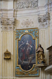 <center> Eglise de la Madeleine </center> et transport de son corps par les anges. A droite, Ssatue de Sainte Marie Madeleine en bois taillé, peint, doré. 18e siècle.