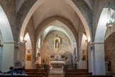 <center>L'église de la Transfiguration </center>Au fond du choeur, on voit bien la hauteur initiale de la chapelle grâce à la différence de couleur des pierres : elle s'arrêtait au niveau de la niche centrale, on devine d'ailleurs la forme de la voûte.