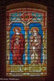 <center>Vitraux de la nef. </center>Sainte Claire : Née à Assise le 16 juillet 1194 dans une famille de la noblesse, morte au même endroit le 11 août 1253. elle fut attirée par l'appel de saint François d'Assise à vivre intégralement l'évangile, fonda l'ordre des Clarisses (les sœurs pauvres) en 1212. Proclamée patronne de la Télévision en 1958 par Pie XIl.
Sainte Rose de Lima (1586-1617) : Première sainte des Amériques canonisée en 1671. Elle se dévoue au service des Indiens, des enfants abandonnés, des vieillards infirmes de sa ville natale de Lima. Par des pénitences corporelles intenses, elle s'offrait à Dieu comme une victime sanglante pour le rachat des âmes du Purgatoire, et la Conversion de tous les pêcheurs.