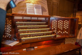<center>Eglise St Vincent. </center>Console de Pierre Cochereau, (1924-1994), titulaire des grandes orgues de Notre Dame de Paris. Cinq claviers manuels, un pédalier, soixante et douze jeux.