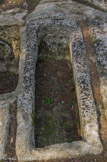 <center>Saint Blaise. </center> Tombes rupestres d'époque paléochrétienne (Ve-VIIIe s. apr. J.-C.). Les inhumations contiennent des défunts allongés sur le dos, les bras le long du corps ou repliés sur le thorax, la tête souvent calée dans un alvéole.