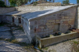 <center>Tholon. </center> Le lavoir. Dans la partie sud du site, les fouilles ont remis au jour les vestiges en partie masqués de plusieurs bâtiments et ouvrages qui, jusqu'à la fin du XIXe siècle, assuraient via un aqueduc enterré de plus d'1 km, l'essentiel de l'approvisionnement en eau du centre-ville de Martigues.