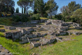 <center>Glanum</center>Carrière à l'entrée du site. Une cité redécouverte après 17 siècles. L’oppidum salyen. Les premiers habitants s'installent aux VIIe et VIe siècles avant J.-C., à l’abri d’un rempart en pierres sèches qui ferme la voie des Alpilles sur 300 mètres de long. Des poteries et des monnaies jetées en offrande dans l’aven surplombant la source témoignent de la motivation religieuse, dès l’origine, de cette implantation gauloise. Un dieu celtique, Glan, et ses compagnes bienfaisantes, les Mères glaniques, habitent ces eaux réputées guérisseuses et donnent leur nom aux habitants.