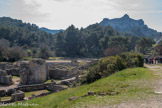 <center>Glanum</center>Le centre monumental. La curie, la basilique, et à droite, le quartier de la source sacrée, dans la partie sud du site.