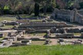 <center>Glanum</center>Le quartier résidentiel. Les thermes avec la palestre et le natatio. Au premier plan, le marché, la maison d'Atys
