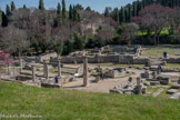 <center>Glanum</center>Le quartier nord, quartier résidentiel : à gauche, maison des antes, marché et maison d'Atys ; au fond, les thermes romains.