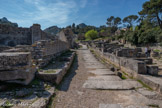 <center>Glanum</center>La rue principale traverse la ville du nord au sud ; sur le côté gauche en la remontant s’ouvraient les thermes, puis la Curie ; et sur le côté droit, le marché hellénistique. Les larges dalles de la rue recouvrent les égouts et la canalisation d’eau propre. Les égouts, sur le côté droit, évacuaient les eaux usées et les eaux des pluies, parfois torrentielles, vers l’extérieur de la ville. La canalisation d’eau propre, plus petite; court parallèlement à l’égout sur toute sa longueur.