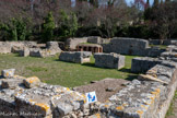 <center>Glanum</center>Les thermes sont construits selon un schéma simple, à partir de 75 avant J.-C. et ont été transformés à la fin du Ier siècle ap. J.-C. Ils constituaient un lieu privilégié de la sociabilité antique et un important facteur de romanisation. Ici, on peut voir, la salle tiède - tépidarium - puis la salle chaude - caldarium. Ces deux pièces étaient chauffées à partir de foyers. L’air chaud ainsi produit circulait sous les sols, entre les pilettes de brique - hypocauste - puis montait le long des murs par les tubuli. Au fond,  la salle froide, le frigidarium, qui servait peut-être également,  de vestiaire (apodyterium).