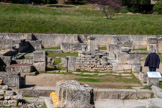 <center>Glanum</center>Le marché. A l’époque romaine, une partie du marché fut modifiée en sanctuaire à la Bonne Déesse Bona Dea, déesse oraculaire qui écoute les prières. L’autel votif, au centre, est dédié «aux oreilles» de la déesse représentées dans une couronne végétale. Plus tard, il fut dédié à la déesse Cybèle. Au printemps, les prêtresses de Cybèle apportaient un pin sacré dans le sanctuaire, symbolisant le dieu Attis / Atys