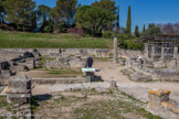 <center>Glanum</center>L'entrée du marché et à droite, la maison des antes.