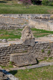 <center>Glanum</center>Les thermes. Piscine ou natatio. La fontaine en forme de masque de théâtre.