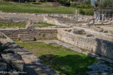 <center>Glanum</center>Les thermes. La piscine ou natatio, alimentée par une fontaine en forme de masque de théâtre.