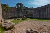 <center>Glanum</center>A l'arrière de la curie, le tribunal et la chapelle du culte impérial.