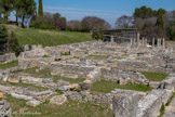 <center>Glanum</center>Au centre, la maison d'Atys dont on peut voir les 4 socles des colonnes de l'impluvium..