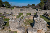 <center>Glanum</center>La basilique est une halle commerciale mais aussi le siège de la justice.