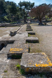 <center>Glanum</center>Les bases des colonnes du portique ouest du forum.