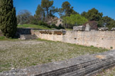 <center>Glanum</center>Péribole des temples. Le péribole des temples jumeaux fait partie du premier forum romain de Glanum, construit vers 20 av. J.-C., à peu près au moment où Glanum reçut le titre d'oppidum latinum. 
Les bâtiments les plus caractéristiques du premier forum étaient deux temples corinthiens, de style identique, mais l'un plus grand que l'autre, enclos sur trois côtés dans un péribole constitué de colonnades.