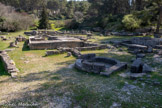 <center>Glanum</center>Fontaine hellénistique et premier forum (plate-forme dallée). Un peu plus au sud du forum, une fontaine, avec un petit bassin circulaire en pierre de la période d'influence grecque (IIe – Ier siècles av. J.-C.), est visible à côté de la rue principale.