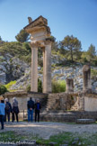 <center>Glanum</center>Les temples géminés.
Deux temples à l’architecture identique, mais de taille différente, ont été édifiés en l’honneur de la famille impériale. Ils étaient mis en valeur par un péribole, grand portique en U. Ils géminés étaient dédiés au culte de la famille impériale. Le plus petit a fait l'objet d'une restitution partielle.