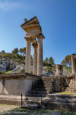 <center>Glanum</center>Un coin du plus petit des deux temples, soit trois colonnes et quelques éléments de l'entablement et de la façade, dans le style des premières années du règne de l'empereur Auguste, a été reconstitué pour donner une idée des proportions de l'édifice.