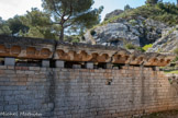 <center>Glanum</center>Chapiteaux, blocs de corniche, acrotères... Découverts in situ, ils ont servi de modèle, en 1992, pour la restitution d’un angle du petit temple.