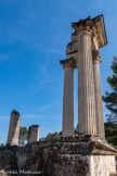 <center>Glanum</center>Colonnes et entablement reconstitués du petit temple géminé du premier forum romain (20 av. J.-C.).