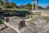 <center>Glanum</center>Le bouleutérion. La construction du péribole détruisit une partie du bouleutérion qui tenait lieu de salie d’assemblée des notables à l’époque hellénistique.