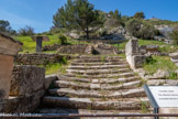 <center>Glanum</center>L'escalier salyen, bordé de terrasses habitées, reliait la source au sanctuaire rupestre.