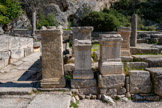 <center>Glanum</center>Autels votifs dédiés à Hercule. Du sanctuaire d’Hercule sont visibles la colonne centrale et les autels votifs où l’on peut lire la dédicace au héros, tous offerts par des vétérans des légions romaines en remerciement de leur bonne santé et de leur bon retour de la guerre. On a également découvert ici une statue d’Hercule (aujourd’hui co