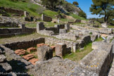 <center>Glanum</center>Le quartier indigène. Les maisons indigènes font partie du village gaulois qui précéda la monumentalisation de la ville.
Des bâtiments servaient de fumoirs à vin, où on fumait le vin pour mieux le conserver. Le village gaulois était constitué de petites maisons aux toits plats ; on en distingue aujourd’hui les murs, faisant apparaître deux petites pièces, ainsi que quelques ruelles.