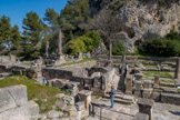 <center>Glanum</center>La source sacrée de Glanu. Les Salyens lui accordent des vertus thérapeutiques. Le culte du dieu « Glan », autour de ses eaux favorise le développement de l’habitat et contribue à la fortune du site. D’abord simple bassin taillé dans la roche, la source est couverte d’un édifice, au IIe siècle av. J.-C. Son grand appareil présente un parement layé dit «en arêtes de poisson», caractéristique de cette époque. A l’époque romaine le sanctuaire d’Hercule et le temple de Valetudo sont ajoutés de part et d'autre de la source.