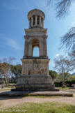 <center>Le mausolée des Julii.</center>Le mausolée de Glanum est généralement considéré comme un cénotaphe élevé à la mémoire d'un homme de la famille des Julii qui aurait bénéficié de la citoyenneté et de son nom par Jules César pour son service dans l'armée romaine, à la suite de la conquête de la Gaule. Henri Rolland suggère qu'il s'agit plutôt d'un mausolée dédié à la mémoire de Caïus et Lucius César, petits-fils de l'empereur Auguste. Monument gallo-romain érigé entre -30 et -20 av J.-C., son état de conservation exceptionnel nous permet d'admirer sa structure complexe et sa riche décoration. La forme en tour du monument est classique, elle se retrouve sur des monuments funéraires en Italie et en Afrique. En revanche, sa structure en trois étages sur 16 m de haut est plus rare : en bas, massif cubique décoré comme un sarcophage ;
en intermédiaire, quatre arcades en formant un tétrapyle ; au sommet, petit temple rond à colonnes.
