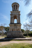 <center>Le mausolée des Julii.</center>La forme en tour du monument est classique, elle se retrouve sur des monuments funéraires en Italie et en Afrique. En revanche, sa structure en trois étages sur 16 m de haut est plus rare : en bas, massif cubique décoré comme un sarcophage ; en intermédiaire, quatre arcades en formant un tétrapyle ; au sommet, petit temple rond à colonnes.