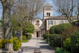 <center>Monastère Saint-Paul-de-Mausole</center>Le monastère Saint-Paul-de-Mausole est un monastère de style roman provençal du XIe siècle. Il  est célèbre pour avoir hébergé et inspiré le peintre néerlandais postimpressionniste Vincent van Gogh (1853-1890) qui y séjourna un an en 1889-1890 pour y peindre une partie majeure de son œuvre. <br>Selon la mythologie chrétienne, saint Paulus de Mausole (un chrétien de ce lieu) travaille la terre avec ses bœufs lorsque des émissaires chrétiens du diocèse de Saint-Paul-Trois-Châteaux lui proposent de succéder à l'évêque local récemment disparu. Paulus leur aurait alors répondu qu'il accepterait lorsque le bâton qu'il utilise pour diriger ses bœufs, et qu'il plante alors en terre, pousserait. Le bâton aurait alors fleuri.