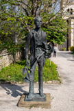 <center>Monastère Saint-Paul-de-Mausole</center>Statue de Vincent van Gogh par Gabriël Sterk : le voleur de tournesol.