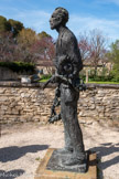 <center>Monastère Saint-Paul-de-Mausole</center>Statue de Vincent van Gogh par Gabriël Sterk : le voleur de tournesol.