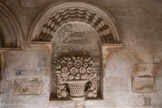 <center>Monastère Saint-Paul-de-Mausole</center>A gauche : Epitaphe du prévôt Raymond (1153-1163)