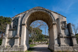 <center>L'arc de triomphe de Glanum.</center>Les fruits et les fleurs qui décorent l'archivolte des deux arcs de tête de la voûte à caissons de l'Arc signalent les bienfaits et l'abondance que Rome a apportés à la Gaule. De même, les quatre victoires ailées, porteuses de branches de laurier et d'étendards, sculptées dans les écoinçons, célèbrent la gloire de Rome.