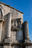 <center>L'arc de triomphe de Glanum.</center>Face sud, à droite. On retrouve le même couple enchaîné, mais cette fois la femme est assise sur un monceau d'armes et d'instruments de musique guerriers, pendant que l'homme tourne le dos au spectateur et exhibe ses deux mains ligotées  dans le dos.