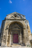 <center>Chapelle saint Gabriel</center>La façade de la chapelle Saint-Gabriel est inspirée des décorations romaines du Bas-Empire. Elle est datée de 1180 par comparaison de son oculus avec la voussure du portail occidental de la cathédrale de Saint-Paul-Trois-Châteaux, de la même main.