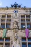 <center>L'Hôtel de Ville.</center>Sur la façade, trônent le buste de Marianne, symbole de la République française, et la statue de sainte Marthe, patronne de Tarascon. Cette dernière a été sculptée à la fin du XVIIe siècle.