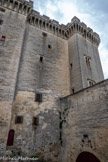 <center>Le château de Tarascon</center>Cour d'entrée. A gauche, le donjon, à droite, la Tour de l'Artillerie,  derrière le mur donnant sur le Rhône. Par elle, on accède aux étages. C'est une grosse tour carrée, dont la fonction est de défendre la porte donnant sur le Rhône. En bas, la porte du Rhône.