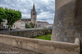 <center>Le château de Tarascon</center>Devant la port d'entrée., vue sur la Collégiale Royale Sainte Marthe.