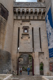 <center>Le château de Tarascon</center>A l'origine, un pont-levis donnait accès à la haute-cour. Sont conservés les espaces réservés aux bras de levage, sur la porte principale. A côté, la petite porte était réservée aux piétons. Au-dessus de la porte, on a une petite fenêtre Renaissance avec larmiers.