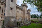 <center>Le château de Tarascon</center>Au nord, la deuxième partie, la basse-cour, réservée aux communs. C'est là que se font les activités domestiques, où animaux et récoltes sont conservés, où logent les domestiques. On voit  la différence entre haute-cour et basse-cour. Il y a la hauteur, d'une part, ainsi que la physionomie. La basse-cour n'est pas totalement entourée de bâtiments. On a donc un rempart avec trois tours rectangulaires, reliées entre elles par un chemin de ronde crénelé.