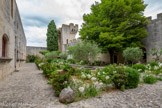 <center>Le château de Tarascon</center>La basse-cour. Elle est protégée, à l'est, d'un rempart pourvu de trois tours carrées. Ici, elles sont fermées à l'arrière. Ce ne sont pas des tours ouvertes à la gorge. Au fond, la tour Marie.